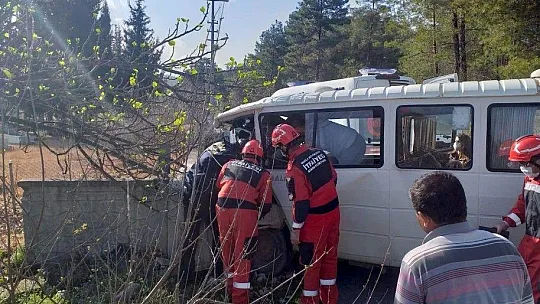 Seydikemer'de mezarlığın duvarına çarpan minibüsteki 2 kişi yaralandı