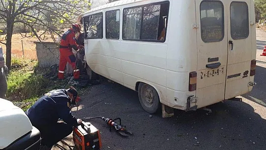 Seydikemer'de mezarlığın duvarına çarpan minibüsteki 2 kişi yaralandı