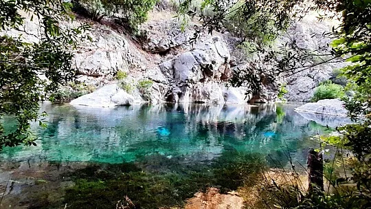 Seydikemer'de serinlemek için girdiği derede boğuldu