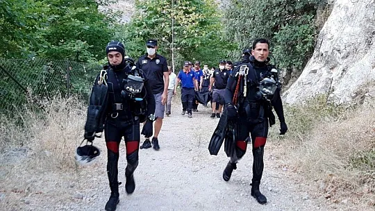 Seydikemer'de serinlemek için girdiği derede boğuldu