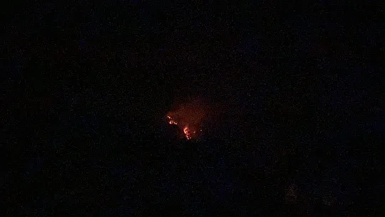 Seydikemer'de yangına gece karadan müdahale sürüyor
