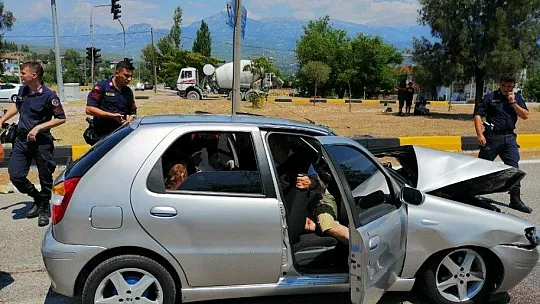 Seydikemer'deki trafik kazasında 3 kişi yaralandı