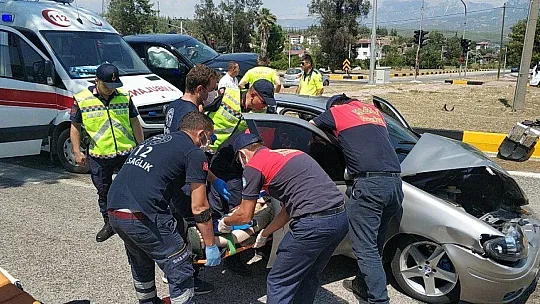 Seydikemer'deki trafik kazasında 3 kişi yaralandı