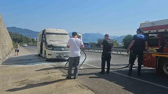 Seyir Halindeki Minibüs Yandı