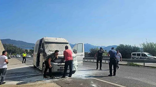 Seyir Halindeki Minibüs Yandı