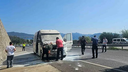 Seyir Halindeki Minibüs Yandı