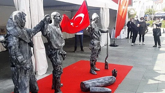Seyit onbaşının heykeli bir anda canlanınca herkes şok oldu