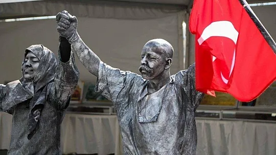 Seyit onbaşının heykeli bir anda canlanınca herkes şok oldu