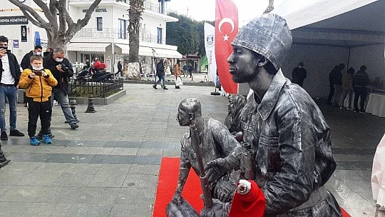 Seyit onbaşının heykeli bir anda canlanınca herkes şok oldu