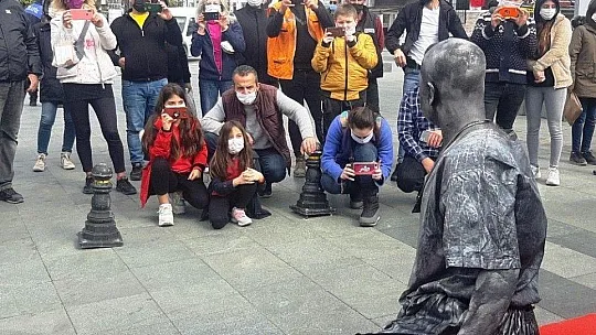 Seyit onbaşının heykeli bir anda canlanınca herkes şok oldu