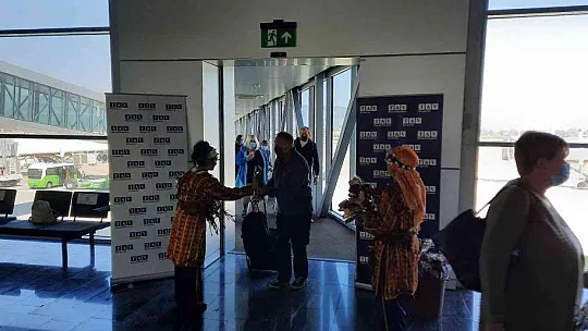 Sezonun ilk dış hat uçuşu karşılandı