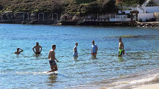 Sıcak havayı görünce soluğu denizde aldılar