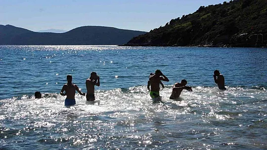 Sıcak havayı görünce soluğu denizde aldılar