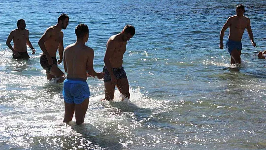 Sıcak havayı görünce soluğu denizde aldılar