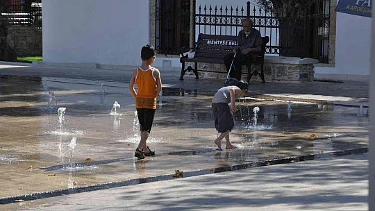 Sıcaktan bunalan çocuklar fıskiyelerde serinledi