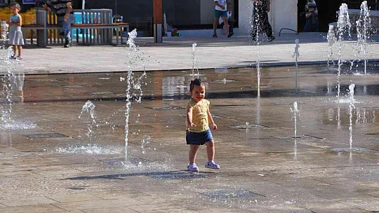 Sıcaktan bunalan çocuklar fıskiyelerde serinledi