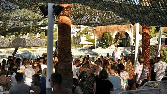 Sinan söyledi, eşi Burcu oynadı