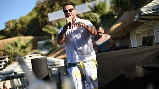 Sinan söyledi, eşi Burcu oynadı