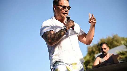 Sinan söyledi, eşi Burcu oynadı