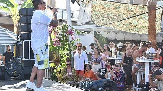 Sinan söyledi, eşi Burcu oynadı