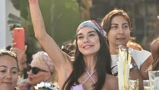 Sinan söyledi, eşi Burcu oynadı