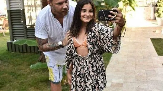 Sinan söyledi, eşi Burcu oynadı