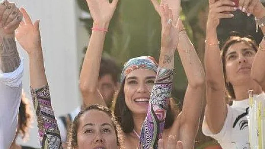 Sinan söyledi, eşi Burcu oynadı