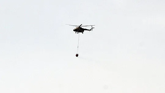 Skorsky helikopterlerin alevlere karşı mücadelesi göz doldurdu