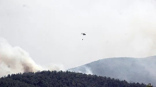 Skorsky helikopterlerin alevlere karşı mücadelesi göz doldurdu