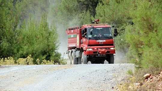 Skorsky helikopterlerin alevlere karşı mücadelesi göz doldurdu