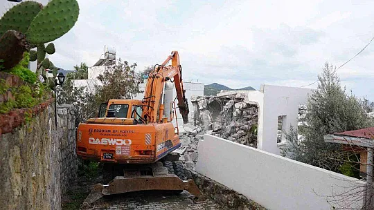 BODRUM'DA 1 YILDA 210 KAÇAK YAPI YIKILDI, 1650 YAPI MÜHÜRLENDİ
