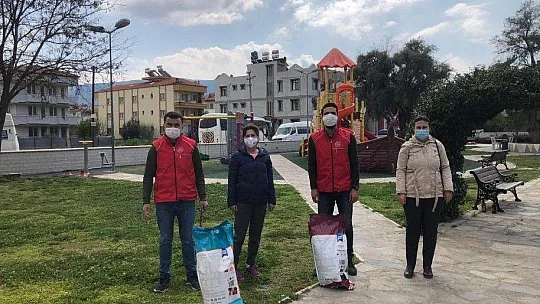 Sokak hayvanları için kuru mama dağıtıldı