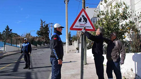 Sokak hayvanları için tabelalar Bodrum'un dört bir yanına takıldı
