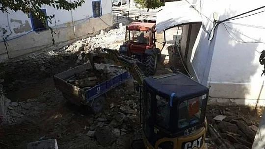 SOKAK VE CADDELERDE ÇALIŞMALAR ARALIKSIZ DEVAM EDİYOR