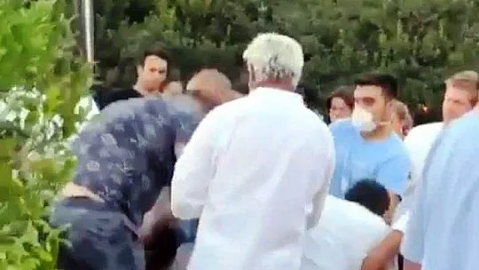 Sosyetik işletmede yumruklar havada uçuştu