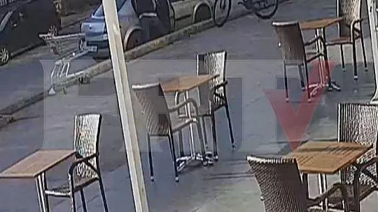 Arabayla bisiklet hırsızlığı güvenlik kamerasına yansıdı