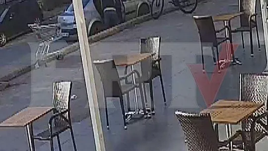 Arabayla bisiklet hırsızlığı güvenlik kamerasına yansıdı