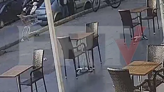 Arabayla bisiklet hırsızlığı güvenlik kamerasına yansıdı