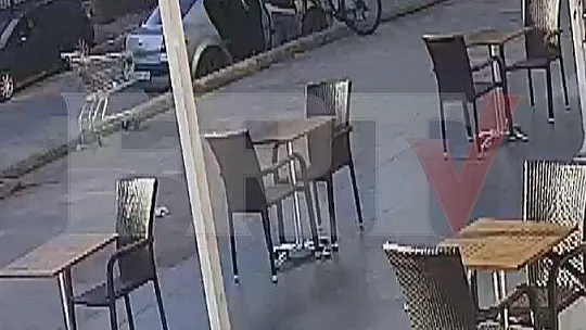 Arabayla bisiklet hırsızlığı güvenlik kamerasına yansıdı