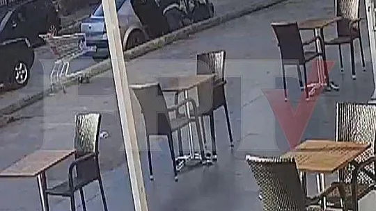 Arabayla bisiklet hırsızlığı güvenlik kamerasına yansıdı