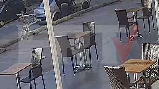 Arabayla bisiklet hırsızlığı güvenlik kamerasına yansıdı