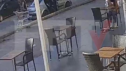 Arabayla bisiklet hırsızlığı güvenlik kamerasına yansıdı