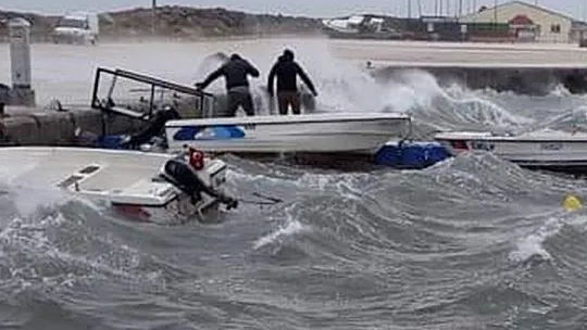 Su üstünde sağlıklı bir seyahat için hava durumunu bakmayı ihmal etmeyin