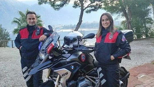 Su üstündeki yunuslardan su altında evlenme teklifi