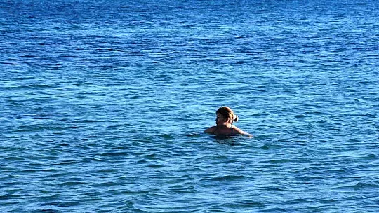 Şubat ayında deniz keyfi: Güneşi gören sahile koştu