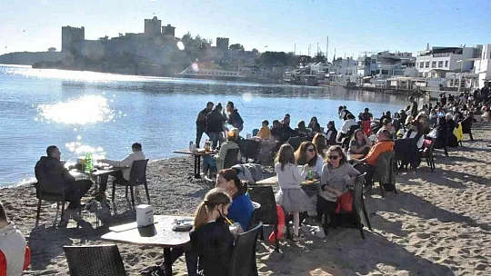 Şubat ayında deniz keyfi: Güneşi gören sahile koştu