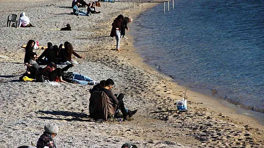 Şubat ayında deniz keyfi: Güneşi gören sahile koştu