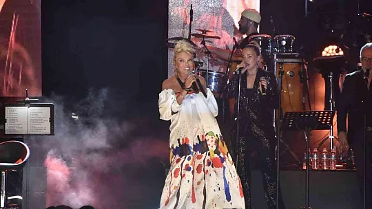 Süperstar Ajda Pekkan Bodrum'u salladı