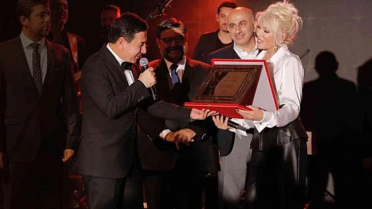 Süperstar Ajda Pekkan gözyaşlarını tutamadı