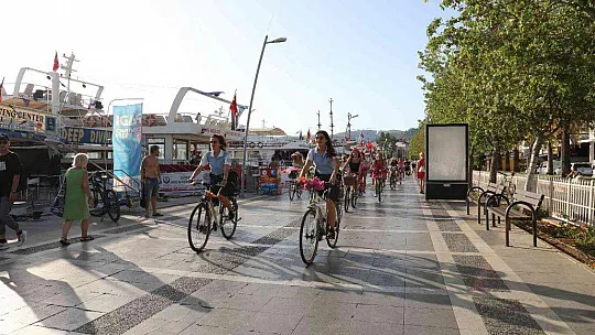 Süslü Kadınlar Marmaris'te pedal çevirdi